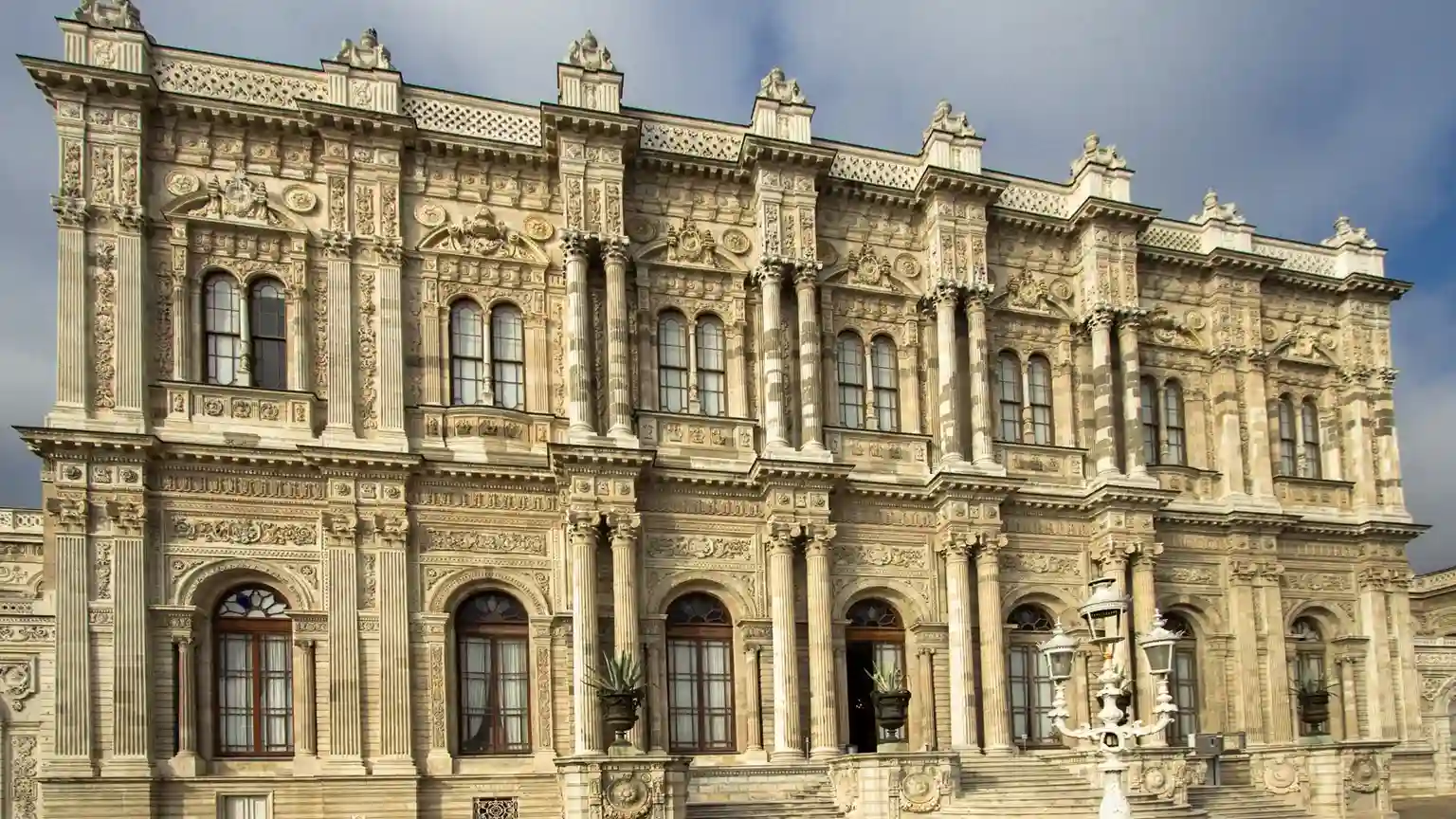 dolmabahce palace great structure